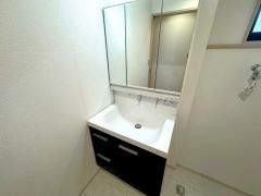 洗面台、洗濯機置き場、バスルームが連なっている、生活導線の考えられた作りになっています。