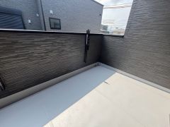 広々としたバルコニー。 天気のいい日にはお布団もまとめて干せそうですね＾＾ 陽当たり、風通し良好です＾＾