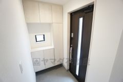 たっぷり収納できるシューズボックスです。家族全員の靴がきれいに整頓できます。棚の上にお花や写真を飾っても良いですね。