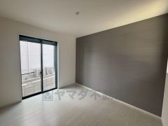 家具を選ばないナチュラルなフローリングとシンプルなクロスです。