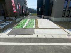 駐車スペースはゆとりある3台分を確保。マイカー用に、お客さま用に、余裕を持ってご利用いただけます。