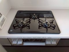 3種類の料理が同時に調理できる、3口ガスコンロ。忙しい夕食の支度時間が短縮できて効率よくお料理が楽しめます。