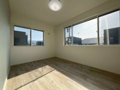 2面採光を確保した明るい室内は、風通しも良く、大変居心地の良い空間となっております。