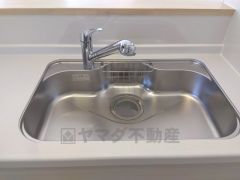 キッチンシンクは洗剤やスポンジを収納出来るラック付き。広さも確保しているので、大きなお鍋も洗いやすいですね。