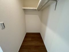 主寝室には奥行のあるウォークインクローゼット付き。季節もののお洋服をまとめて収納できます。