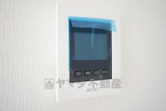 防犯性もばっちり、TVモニター付きインターホン完備。大きなモニターで玄関先を確認できます。録画機能が付いているので不在時の訪問者も確認できて安心です＾＾