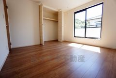 大きめのクローゼットがついた使いやすい洋室です。