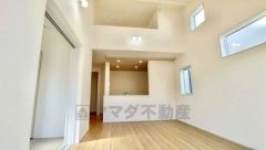 家族が集まる開放的なリビング。思い思いの時間を過ごしたり食事をしたり、素敵な団らんの場になりますね。