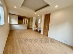 おしゃれなキッチンを中心とした開放的なリビング。お友達や親せきをお招きするのも楽しみです