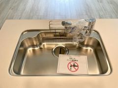 大きなお鍋も楽々洗える幅の広いシンクです＾＾ステンレスシンクなので簡単にお掃除できますよ。洗剤やスポンジもすっきりできる収納付き。