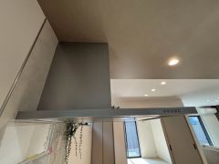 コンロ上には換気扇完備＾＾調理時の蒸気や匂いが換気扇に誘導され、効率的に排煙ができます＾＾