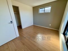 大容量のウォークインクローゼットが付いた洋室＾＾窓を高い位置に設け、プライバシーも確保しつつも、外からの光を効率よく取り入れます＾＾