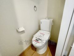 ウォシュレット付きトイレです。1階2階の2ヶ所にトイレがあるので、忙しい朝にもゆとりができますね＾＾ 温水洗浄便座リモコン付き。