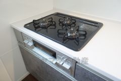 3種類の料理が同時に調理できる、3口ガスコンロ。忙しい夕食の支度時間が短縮できて効率よくお料理が楽しめます。