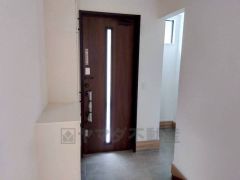 玄関にはシューズボックスと収納スペース付き。ご家族全員分の靴からベビーカーやゴルフバッグなどもしっかり収納できます＾＾