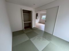 リビングからの続き間として6帖の和室をご用意しました。普段はリビングとつなげて開放的なスペースとして。来客時には客間としてお使いいただけます。