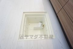 キッチンには床下収納があります。長期保管ができるもの、あまり使わないもの、シーズンもの、防災グッズなどを入れておくのもいいですね。