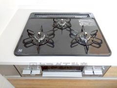 3種類の料理が同時に調理できる、3口ガスコンロ。忙しい夕食の支度時間が短縮できて効率よくお料理が楽しめます。