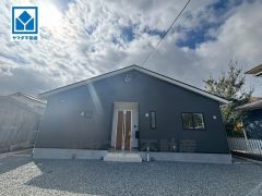 2号棟。 完成しました。内覧池付け中です。 西区今津に限定2棟。広めのリビングは各居室からにすぐ行き来できる設計になっているので家族が自然と集まるあたたかい空間になりそうです。