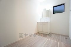 同同仕様写真。現況と異なる場合は現況を優先します。洗面台、洗濯機置き場、バスルームが連なっている、生活導線の考えられた作りになっています。