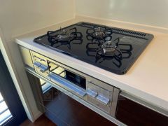 複数の調理を一度に行うことができる3口コンロ。効率よくお料理が出来ます。毎日のお料理も楽しくなりますね＾＾