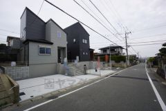 前面道路東側5.9ｍに面しています。
