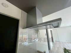 お手入れが簡単なスリム型レンジフードです。調理により発生する油煙や臭いを吸い込み、屋外へ排気してくれます。