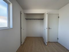 大切な衣類やバッグ、お子様の大切な兜や着物などまでたっぷり収納でき、お部屋がスッキリ片付きます＾＾
