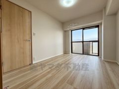 主寝室も家具を選ばないナチュラルなフローリングとシンプルなクロスです＾＾ 2面採光を確保した爽やかな風を感じて起きる朝は、快適生活の始まりに。