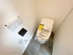 温水洗浄機付トイレです。節水機能もあるので、安心して使えますね。もちろん、1階2階の2ヶ所にトイレがあるので、忙しい朝にもゆとりができますね。