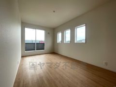 バルコニーに面した洋室です。大きな窓からやわらかな陽が差し込む明るいお部屋です。寝室としてもおすすめです。