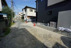 前面道路北側、私道4.7ｍ（私道持分1/6）に面しています。
