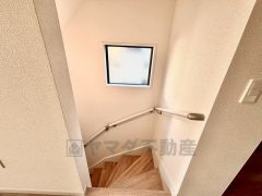 手すり付き階段。