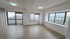 2面採光を確保したリビングは、陽光あふれる明るい空間です。ゆったり寛げる憩いの場となりそうです＾＾
