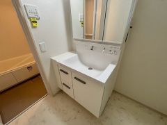 洗面台・洗濯機置き場・バスルームがまとまった水回り