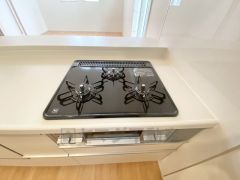 3種類の料理が同時に調理できる、3口ガスコンロ。忙しい夕食の支度時間が短縮できて効率よくお料理が楽しめます。