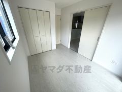 あると嬉しい1階の一部屋。お子様のお昼寝スペースや客間、お友達やご親戚のお泊り部屋としても使えます。