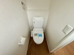 1階2階の2ヶ所にトイレがありますので、忙しい朝にも家族に気を使わず、ゆとりが生まれますね＾＾ 小窓付きで換気する時に便利です＾＾
