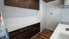 キッチンの背面には大型のカップボードが設置されています。食器収納としてはもちろん、作業台や家電置き場としても使えます。