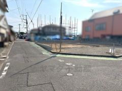 前面道路は6ｍと広々としているので、駐車も楽々できます