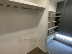 壁一面に設けた大容量のシューズクローゼットは実用性と機能性を兼ね備えています。急な来客でも、いつも整頓された玄関でお出迎えができます。