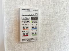 浴室暖房乾燥機には、暖房、乾燥、涼風、換気の4つの機能が付いています。タイマー付きです。雨の日はもちろん、急ぎで洗濯する必要のあるお子様の体操服や、下着類などを乾かすのに便利です。
