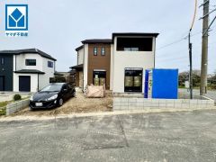 スーパーなど生活に便利な施設が徒歩圏にある住みやすい立地です