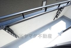 陽当たりの良いバルコニーです。お洗濯やお布団干しはもちろん、日光浴スペースにも。足元は防水工事施工済です。
