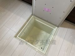 キッチンには床下収納を設けています。生活スペースを減らさず、キッチン用品や非常食など様々なものを収納できます。
