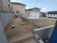 カースペース2台分。壱岐小学校まで徒歩約10分で、お子様の通学も安心環境