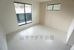 7帖。主寝室としてお使いいただけそうなこちらのお部屋は、日当たりが良く、爽やかな風を感じて起きる朝は、快適生活の始まりに。アクセントクロスで落ち着いた空間です＾＾