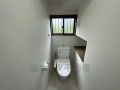 温水洗浄機付トイレです。小窓付きで換気も出来ます。