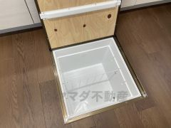 キッチンには床下収納を設けています。生活スペースを減らさず、キッチン用品や非常食など様々なものを収納できます。