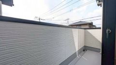 陽当たりの良いバルコニーです。お洗濯やお布団干しはもちろん、日光浴スペースにも。足元は防水工事施工済です。